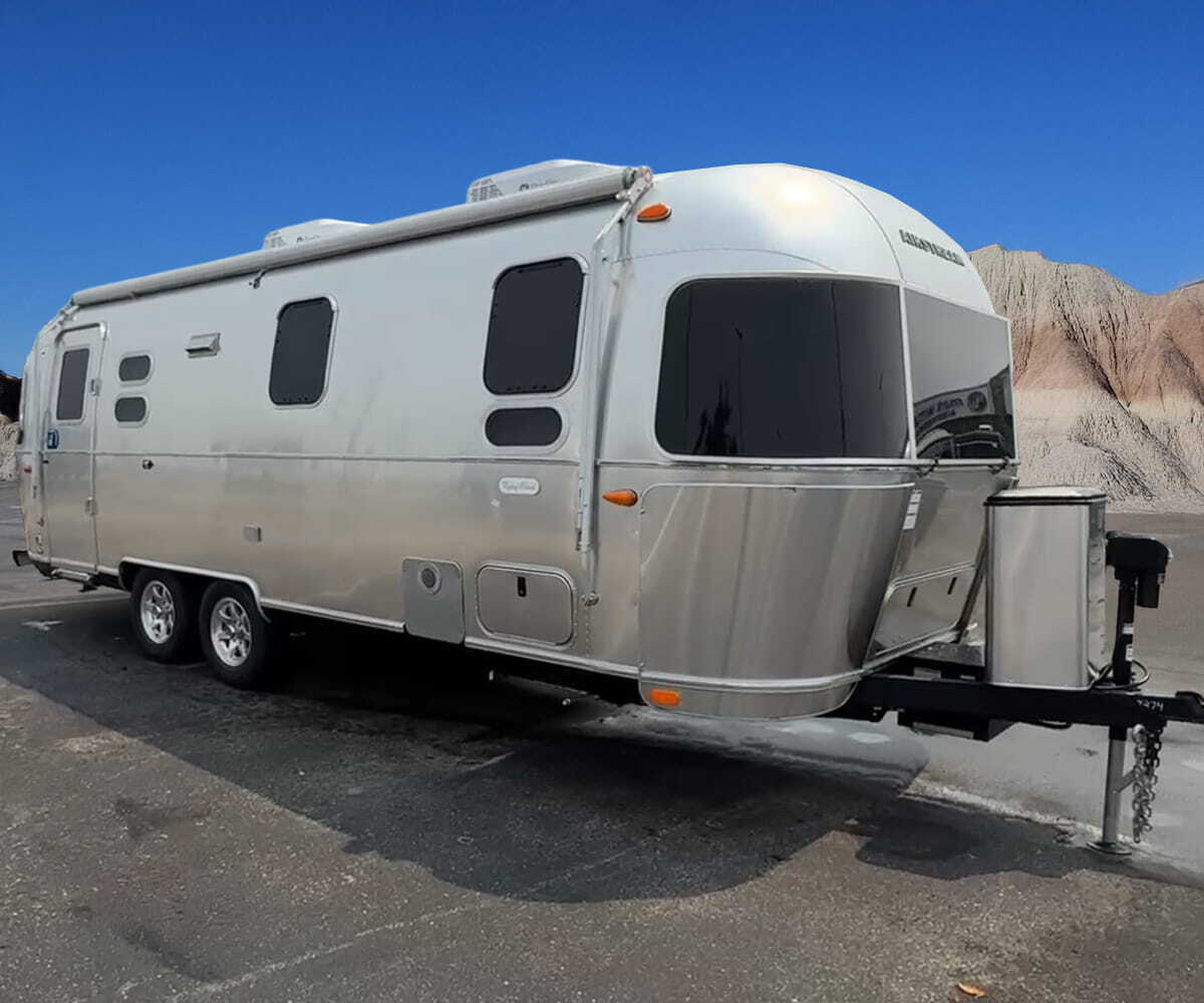 2027 Airstream Flying Cloud 25FB Twin