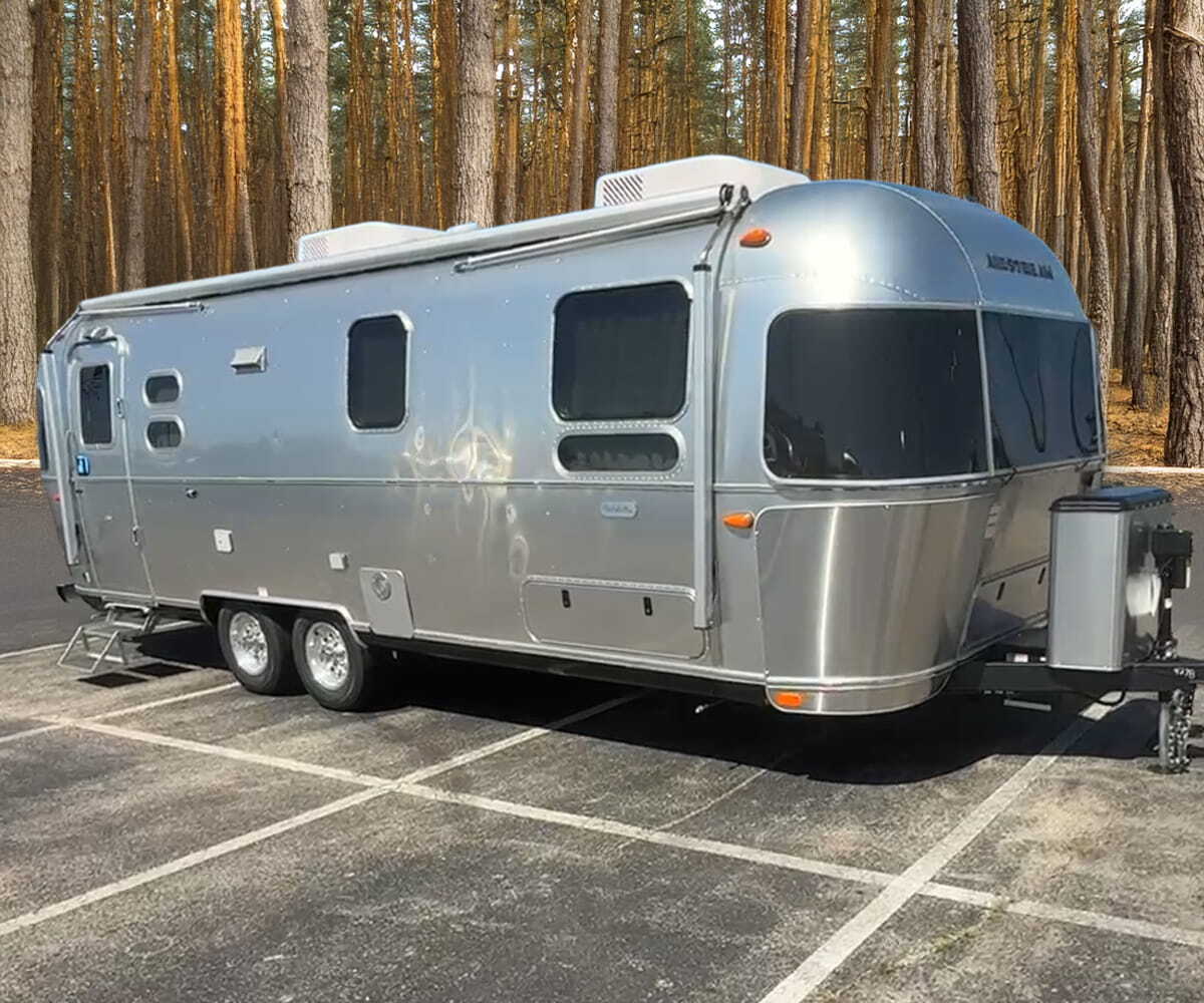 2027 Airstream Globetrotter 27FB Twin