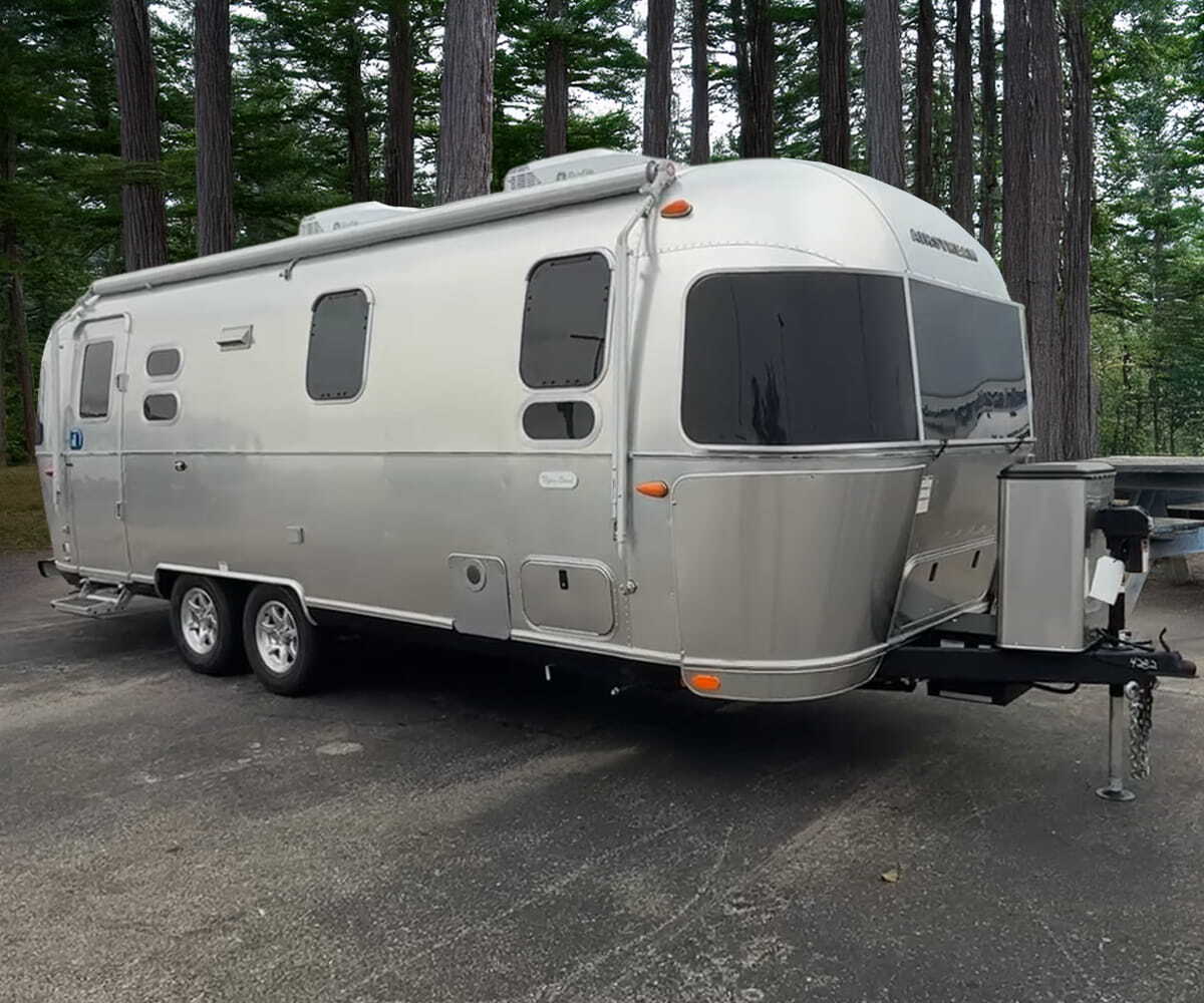 2027 Airstream Flying Cloud 25FB Twin
