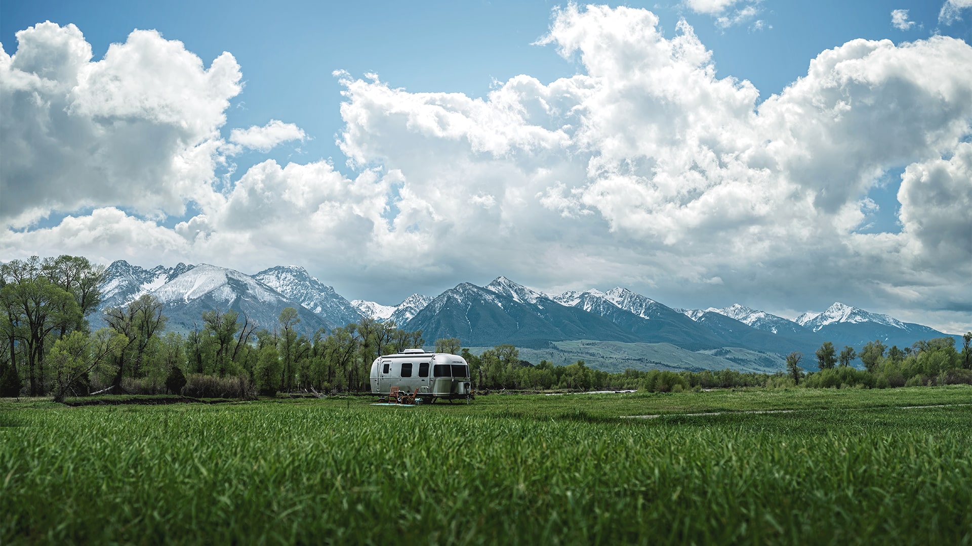 Airstream-Caravel-Travel-Trailer-Exterior-Landscape-min