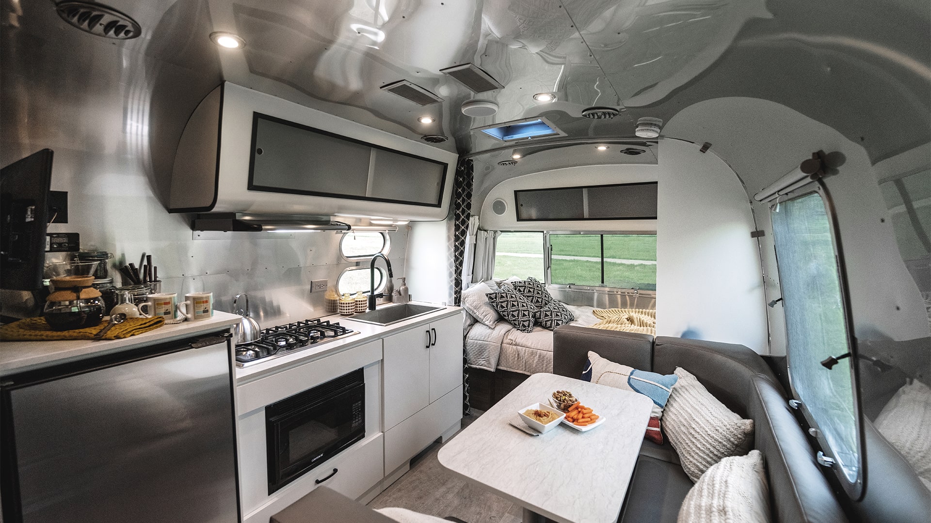 Airstream-Caravel-Travel-Trailer-Interior-B2F-min