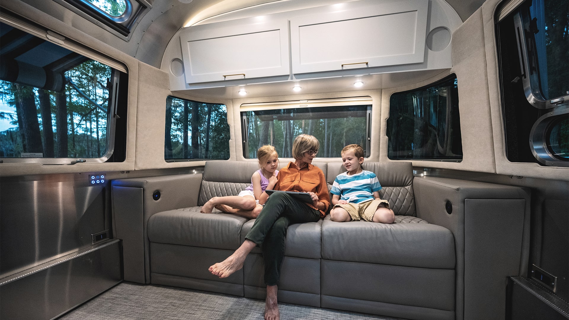 Airstream-Classic-Front-Lounge-Feature-Interior-min