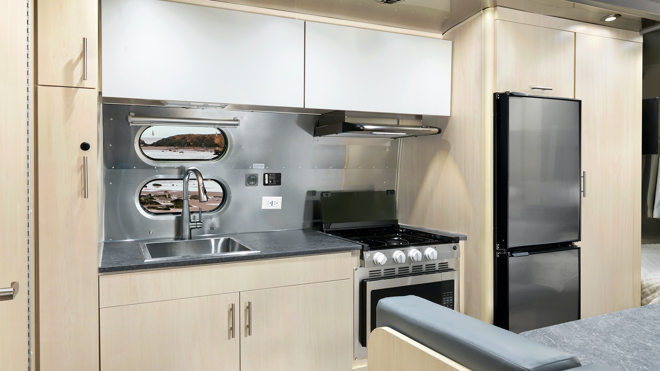 Airstream-Flying-Cloud-23FB-Kitchen-min