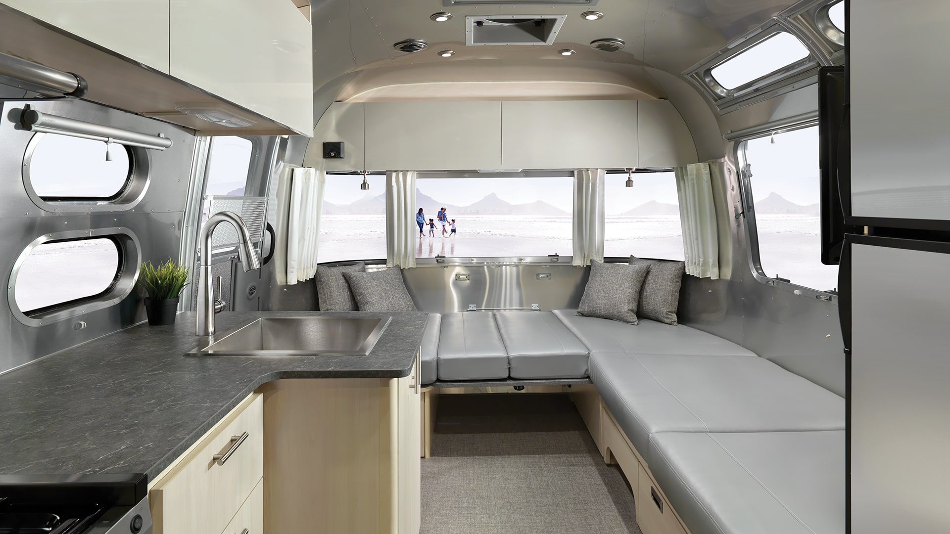 Airstream-Flying-Cloud-27FB-B2F-Interior-for-Gallery-min