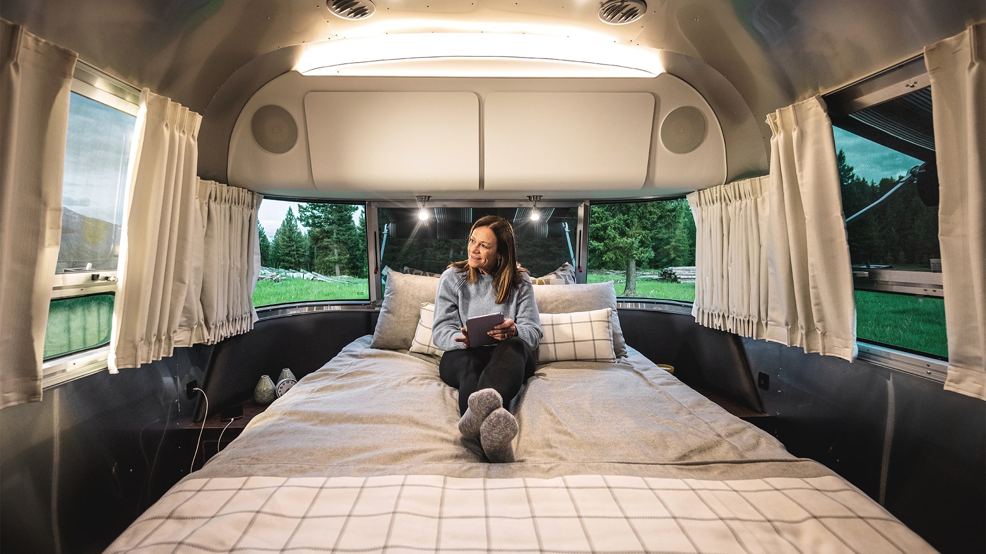 Airstream-Globetrotter-Travel-Trailer-Interior-Master-Bed-min