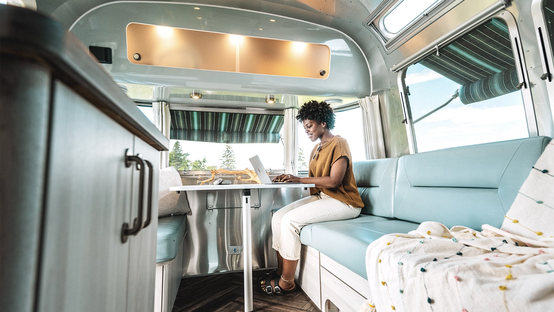 Airstream-International-Interior-Lifestyle-Dinette-min