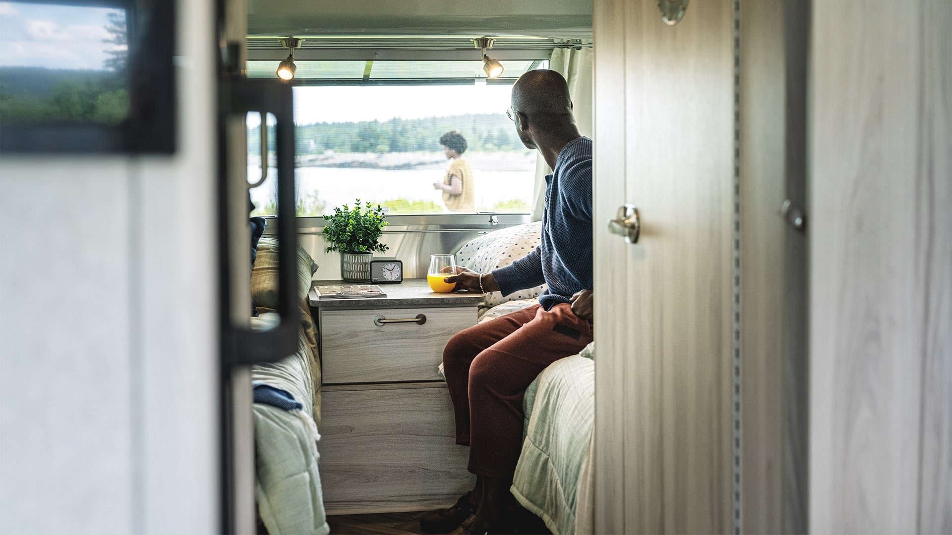 Airstream-International-Lifestyle-Interior-Bedroom-min