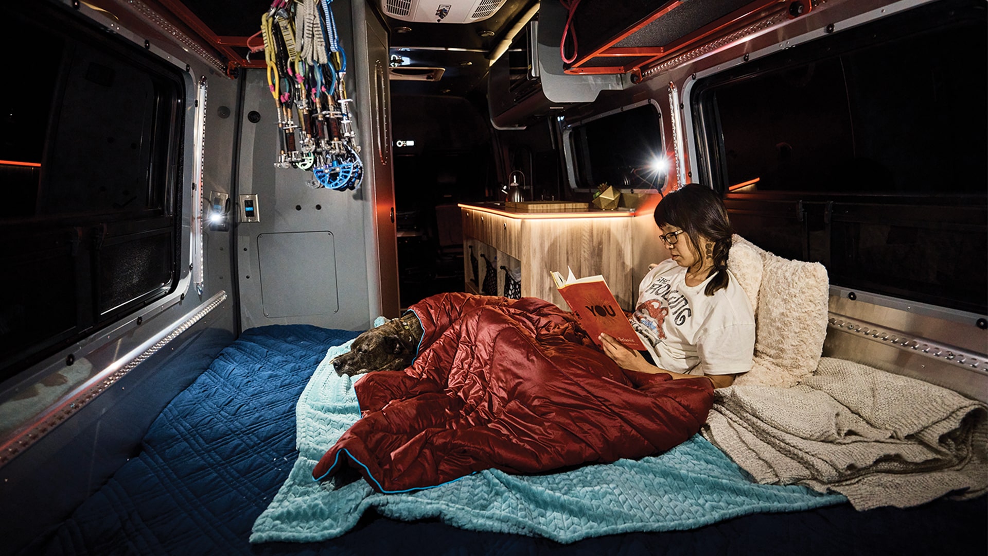 Airstream-Interstate-24X-Adventure-Van-Large-Bed-Conversion-Interior-bluqo7wz6v-min