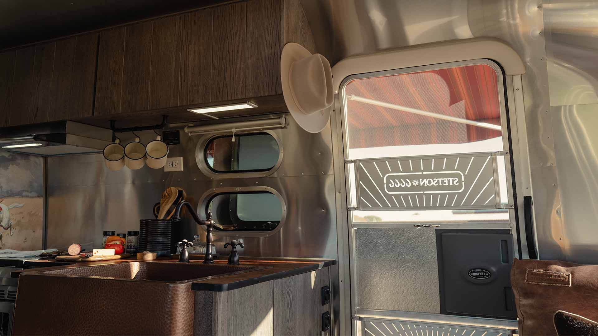 Gallery-Images-1920x1080-7-Int_Stetson